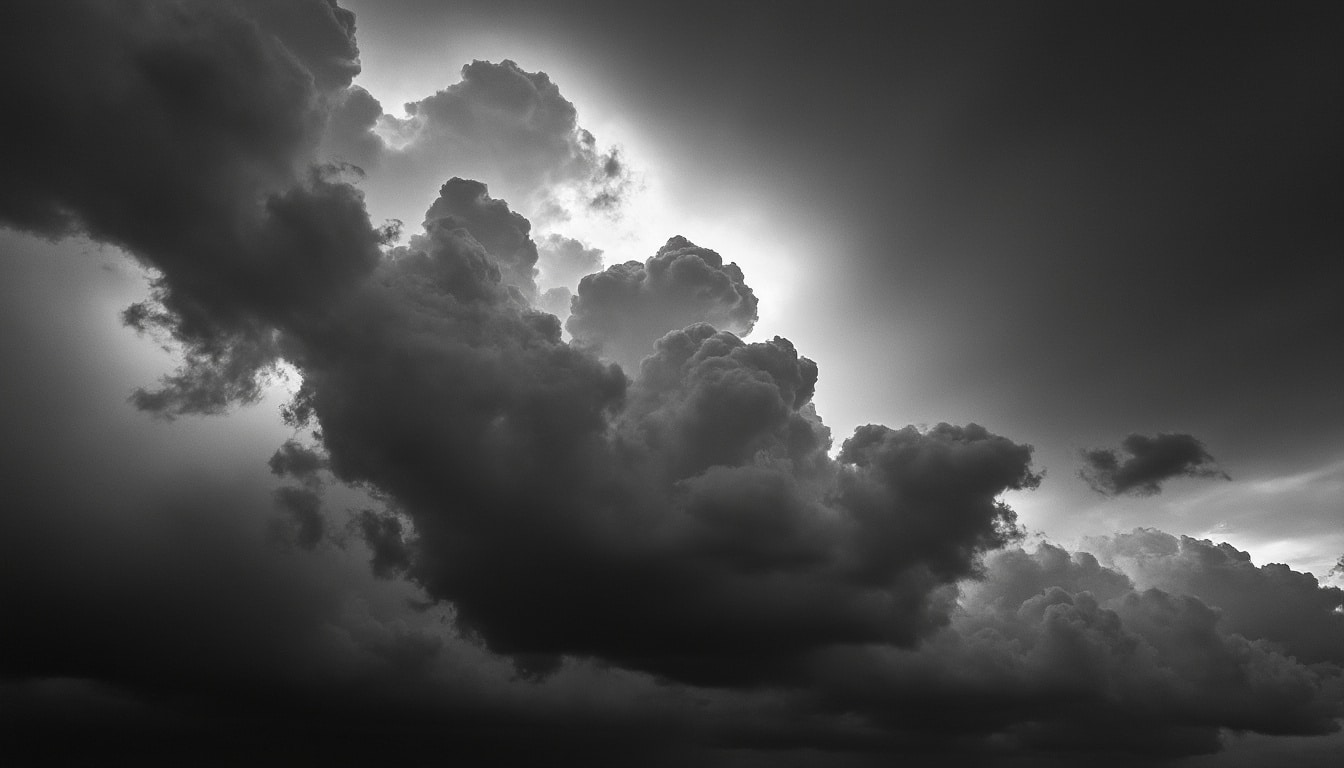 découvrez comment la restitution de la dureté d'un ciel d'orage amplifie l'intensité et l'impact visuel du noir et blanc en photographie.